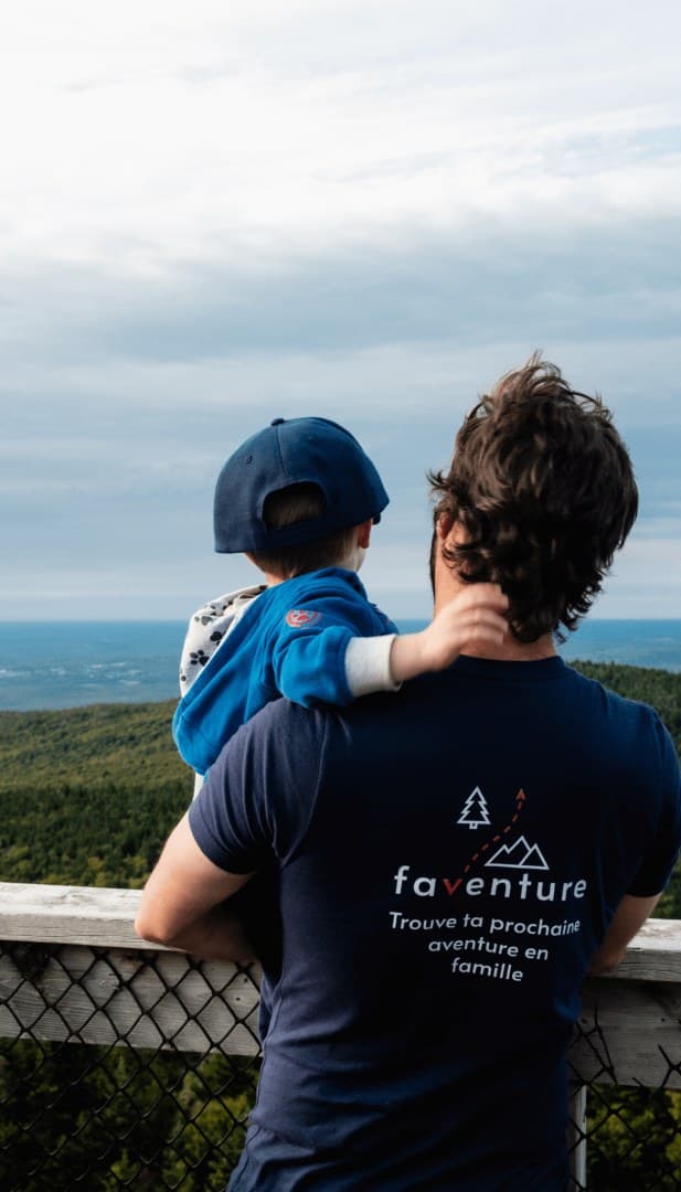 Un parent et son enfant au sommet du mont Orford